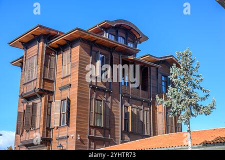 24/10/2024. Istanbul, Turchia. Un tradizionale edificio turco in legno recentemente restaurato vicino a Hagia Sophia. Foto: © Simon Grosset Foto Stock