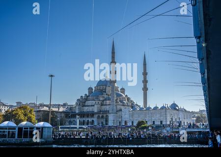 27/10/2024. Istanbul, Turchia. Canne da pesca e code dal ponte di Galata, di fronte alla nuova Moschea. Foto: © Simon Grosset Foto Stock
