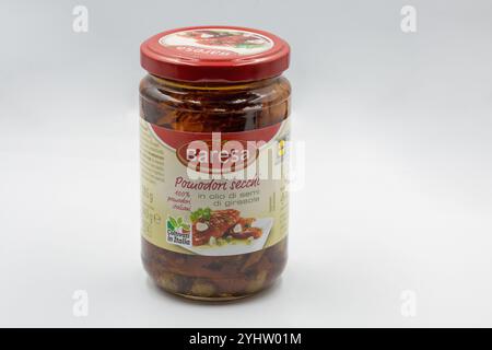 Kiev, Ucraina - 24 settembre 2022: Studio fotografico di Lidl Baresa pomodori secchi italiani in olio di semi di girasole primo piano vaso di vetro su bianco. Foto Stock