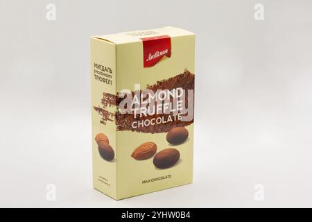 Kiev, Ucraina - 31 dicembre 2022: Studio fotografico di Liubimov, tartufo di mandorle, cioccolato dolci pacchetto primo piano su bianco. Foto Stock