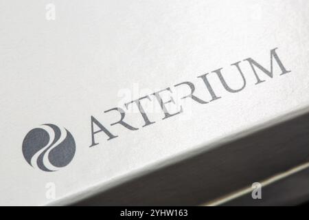 Kiev, Ucraina - 06 agosto 2024: Studio fotografico di Arterium logo della società farmaceutica Ucraina sul primo piano del pacchetto di medicina. Foto Stock
