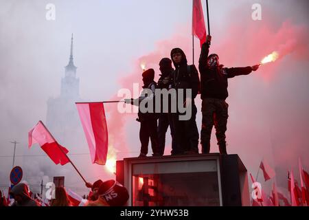 Varsavia, Polonia. 11 novembre 2024. I partecipanti tengono battute e bandiere nazionali mentre partecipano alla marcia dell'indipendenza che celebra il 106 anniversario della riconquista dell'indipendenza della Polonia. Varsavia, Polonia l'11 novembre 2024. Decine di migliaia di polacchi da Varsavia e da tutto il paese sono arrivati nella capitale polacca in occasione del giorno dell'indipendenza delle Nazioni (Credit Image: © Beata Zawrzel/ZUMA Press Wire) SOLO PER USO EDITORIALE! Non per USO commerciale! Foto Stock