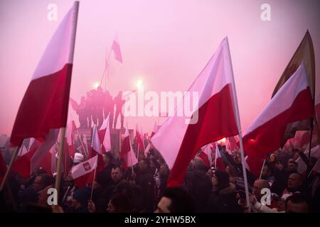 Varsavia, Polonia. 11 novembre 2024. Le persone portano bandiere nazionali mentre partecipano alla marcia dell'indipendenza che celebra il 106 anniversario della riconquista dell'indipendenza della Polonia. Varsavia, Polonia l'11 novembre 2024. Decine di migliaia di polacchi da Varsavia e da tutto il paese sono arrivati nella capitale polacca in occasione del giorno dell'indipendenza delle Nazioni (Credit Image: © Beata Zawrzel/ZUMA Press Wire) SOLO PER USO EDITORIALE! Non per USO commerciale! Foto Stock