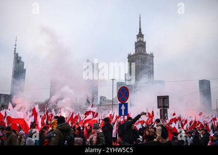 Varsavia, Polonia. 11 novembre 2024. Le persone portano bandiere nazionali mentre partecipano alla marcia dell'indipendenza che celebra il 106 anniversario della riconquista dell'indipendenza della Polonia. Varsavia, Polonia l'11 novembre 2024. Decine di migliaia di polacchi da Varsavia e da tutto il paese sono arrivati nella capitale polacca in occasione del giorno dell'indipendenza delle Nazioni (Credit Image: © Beata Zawrzel/ZUMA Press Wire) SOLO PER USO EDITORIALE! Non per USO commerciale! Foto Stock