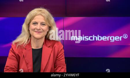 Berlino, Germania. 12 novembre 2024. GER, Berlin, Studio, zu Gast bei - maischberger, Polittalk, TV, Format, mit Moderatorin - Sandra Maischberger, Das Erste, aus Adlershof - Am Studio 20, im Bild: Kristina Dunz (RedaktionsNetzwerk Deutschland), 12.11.2024, crediti: HMB Media/Alamy Live News Foto Stock