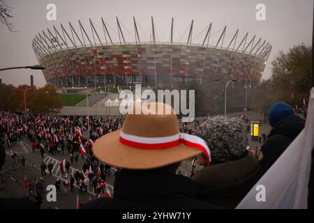 Varsavia, Polonia. 11 novembre 2024. L'11 novembre 2024, davanti allo Stadio Nazionale di Varsavia, in Polonia, si vedono folle. Una marcia organizzata da organizzazioni nazionaliste di estrema destra fu autorizzata a procedere dopo che il sindaco di Varsavia Rafal Trzaskowski annunciò che i permessi sarebbero stati concessi. Negli anni precedenti si sono verificati numerosi scontri con la polizia antisommossa dopo che i sostenitori di estrema destra hanno iniziato atti di vandalismo. (Foto di Jaap Arriens/Sipa USA) credito: SIPA USA/Alamy Live News Foto Stock