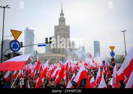 Varsavia, Polonia. 11 novembre 2024. Le persone prendono parte alla celebrazione della 106a indipendenza a Varsavia, in Polonia, l'11 novembre 2024. Una marcia organizzata da organizzazioni nazionaliste di estrema destra fu autorizzata a procedere dopo che il sindaco di Varsavia Rafal Trzaskowski annunciò che i permessi sarebbero stati concessi. Negli anni precedenti si sono verificati numerosi scontri con la polizia antisommossa dopo che i sostenitori di estrema destra hanno iniziato atti di vandalismo. (Foto di Jaap Arriens/Sipa USA) credito: SIPA USA/Alamy Live News Foto Stock