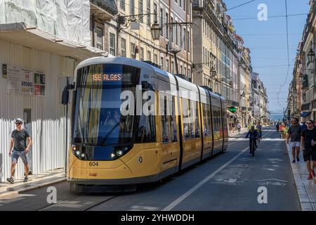 Tram elettrico giallo su rotaia, trasporto urbano nel centro di Lisbona, capitale del Portogallo, Europa. Foto Stock