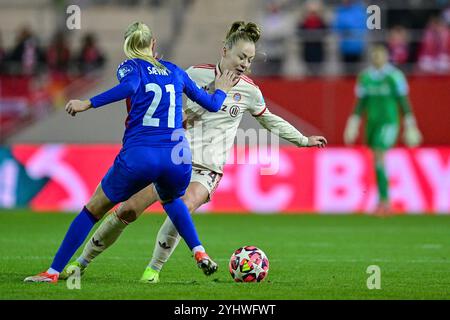 v.li.: Karina SAEVIK (Valerenga Oslo, 21) Weronika Zawistowska (FC Bayern München, FCB, 24) im Zweikampf, Duell, duello, tackle, Dynamik, Action, Aktion, 12.11.2024, München (Deutschland), Fussball, UEFA Womens Champions League, gruppo C, FC Bayern München - Valerenga IF Oslo Foto Stock