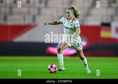 Georgia Stanway (FC Bayern München, FCB, 31) AM Ball, Freisteller, Ganzkörper, Einzelbild, Aktion, Action, 12.11.2024, München (Deutschland), Fussball, UEFA Womens Champions League, gruppo C, FC Bayern München - Valerenga IF Oslo Foto Stock