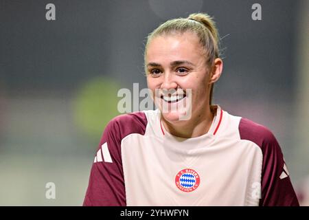 Georgia Stanway (FC Bayern München, FCB, 31) lachend, Einzelbild, Aktion, Action, Porträt, Portrait, 12.11.2024, München (Deutschland), Fussball, UEFA Womens Champions League, gruppo C, FC Bayern München - Valerenga IF Oslo Foto Stock