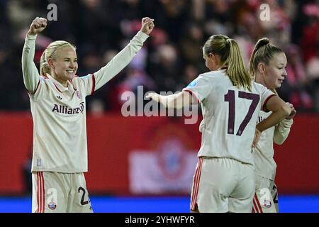 v.li.: Pernille Harder (FC Bayern München, FCB, 21) Klara Bühl (FC Bayern München, FCB, 17) Weronika Zawistowska (FC Bayern München, FCB, 24) mit Torjubel, Jubel, Torjubel, Torerfolg, celebrare il gol, il gol, la celebrazione, Jubel ueber das Tor zum 1:0 durvh Pernille Harder (FC Bayern München, FCB, 21), Optimistisch, azione, Aktion, 12.11.2024, München (Deutschland), Fussball, UEFA Womens Champions League, gruppo C, FC Bayern München - Valerenga IF Oslo Foto Stock