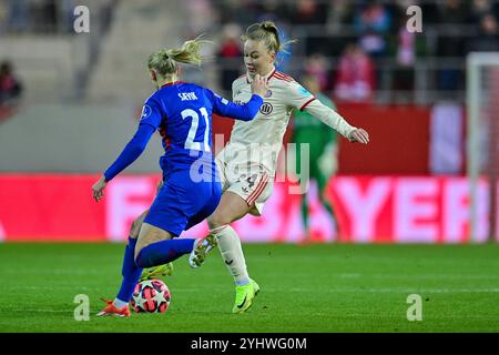 v.li.: Karina SAEVIK (Valerenga Oslo, 21) Weronika Zawistowska (FC Bayern München, FCB, 24) im Zweikampf, Duell, duello, tackle, Dynamik, Action, Aktion, 12.11.2024, München (Deutschland), Fussball, UEFA Womens Champions League, gruppo C, FC Bayern München - Valerenga IF Oslo Foto Stock