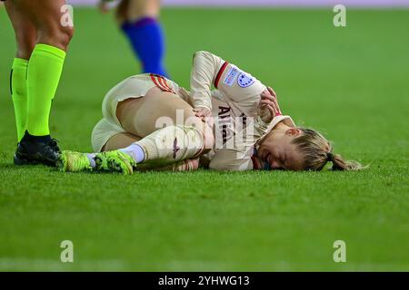 Weronika Zawistowska (FC Bayern München, FCB, 24) am Boden liegend, mit Schmerzen nach einem foul, Racked with pain, 12.11.2024, München (Deutschland), Fussball, UEFA Women Champions League, gruppo C, FC Bayern München - Valerenga IF Oslo Foto Stock