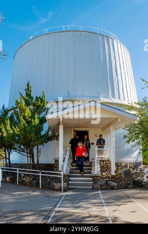 I turisti escono dall'edificio storico 24' Clark Refractor Telescope; Lowell Observatory; Flagstaff; Arizona; USA Foto Stock