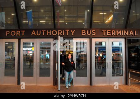 New York, Stati Uniti. 11 novembre 2024. Il terminal degli autobus di Port Authority si trova a Manhattan, New York. (Credit Image: © Jimin Kim/SOPA Images via ZUMA Press Wire) SOLO PER USO EDITORIALE! Non per USO commerciale! Foto Stock