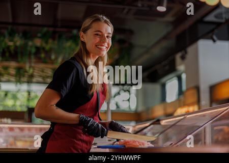 Un esperto sushi chef prepara diligentemente pesce fresco direttamente in un moderno ambiente ristorante Foto Stock