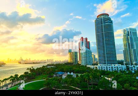 South Pointe Beach State Park a Miami - Uno splendido skyline cittadino con un parco in primo piano - MIAMI, FLORIDA - 4 NOVEMBRE 2024 Foto Stock