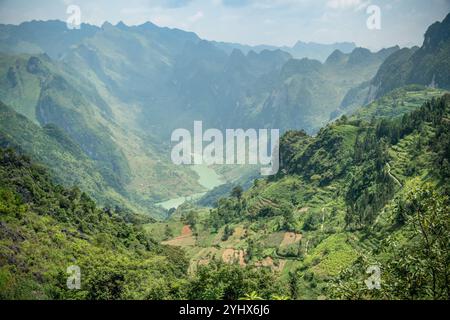 Viste spettacolari del fiume NHO Que e del Dong Van Karst Plateau Geopark a ha Giang, Vietnam del Nord Foto Stock