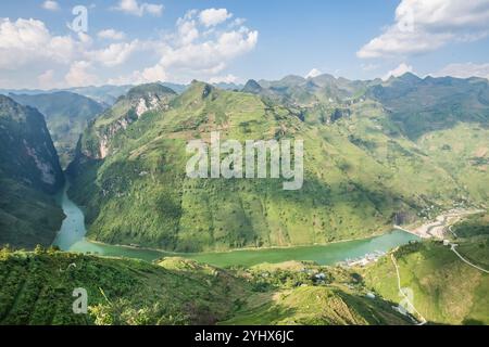 Viste spettacolari del fiume NHO Que e del Dong Van Karst Plateau Geopark a ha Giang, Vietnam del Nord Foto Stock