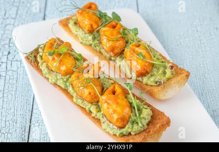 Tosta con guacamole all'avocado e artigli di granchio Foto Stock