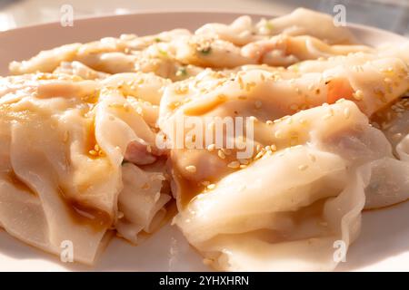 Vista angolare tradizionale cucina cantonese con cheong Fun o rotoli di spaghetti di riso o vermicelli al vapore composizione orizzontale Foto Stock