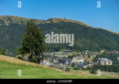 Vista panoramica della località sciistica di Donovaly in Slovacchia, lussureggianti colline verdi sullo sfondo Foto Stock