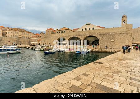 Dubrovnik – HR – 18 ottobre 2024 il vecchio porto di Dubrovnik è un porto storico incorniciato da antiche mura di pietra e torri fortificate, che offrono uno scorcio i Foto Stock