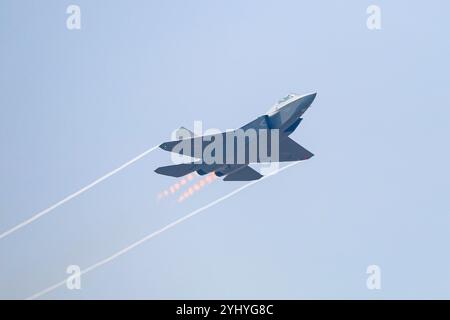 Zhuhai, Cina. 12 novembre 2024. Il nuovo caccia stealth cinese J-35A ha debuttato al 15th China Air Show il 12 novembre 2024. Credito: Chen Jimin/China News Service/Alamy Live News Foto Stock