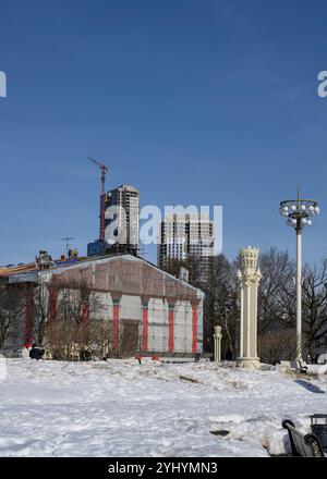 MOSCA, RUSSIA - 14 MARZO 2024. Costruzione e ristrutturazione di edifici in primavera Foto Stock