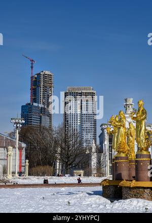 MOSCA, RUSSIA - 14 MARZO 2024. Sculture della Fontana dell'amicizia dei popoli e costruzione di edifici a più piani Foto Stock