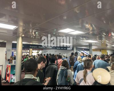 PARIGI, FRANCIA, 21 AGOSTO 2024: Una scena affollata al controllo passaporti dell'aeroporto Charles de Gaulle di Parigi, che illustra lunghe code e tempi di attesa Foto Stock