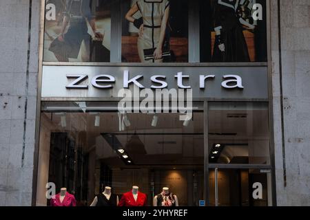 BELGRADO, SERBIA - 21 SETTEMBRE 2024: Logo Zekstra sul loro negozio a Belgrado, Serbia. Zekstra è un marchio di moda serbo specializzato in abbigliamento e AC Foto Stock