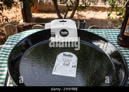 LAS VEGAS, 21 AGOSTO 2024: Primo piano di una paellera di Vaello, utilizzata per preparare la tradizionale paella valenciana concentrandosi sull'utensile da cucina essen Foto Stock