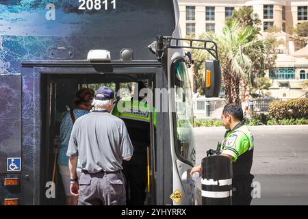 LAS VEGAS, 21 AGOSTO 2024: L'agente di sicurezza di transito dell'RTC Transit sale a bordo di un autobus sulla Las Vegas Strip. La presenza del personale di sicurezza garantisce il passaggio Foto Stock