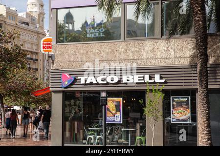 VALENCIA, SPAGNA - 13 OTTOBRE 2024: Il logo Taco Bell è esposto all'esterno del ristorante fast-food di Valencia, Spagna. Mostra l'Ameri Foto Stock