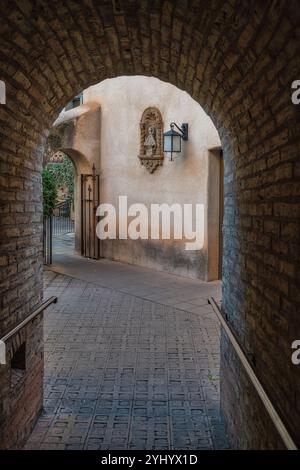 Ingresso con arco d'epoca al Tlaquepaque Arts & Crafts Village di Sedona, Arizona Foto Stock