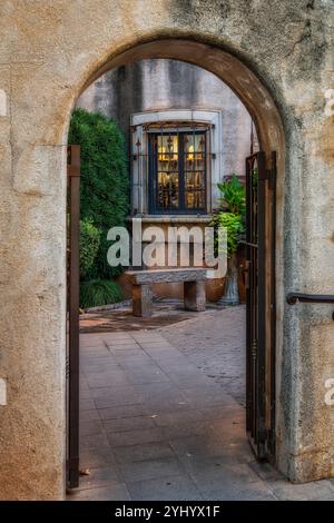 Ingresso con arco d'epoca al Tlaquepaque Arts & Crafts Village di Sedona, Arizona Foto Stock