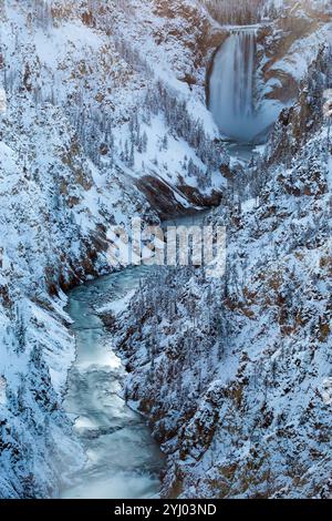 Lower Falls e il Grand Canyon del fiume Yellowstone sono coperti da una coperta di neve dai primi tempeste invernali nel parco nazionale di Yellowstone, Wyom Foto Stock