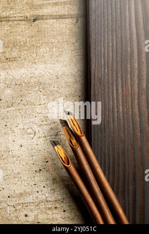 Set di canne calligrafiche coperte di inchiostro sul tavolo. Inchiostri a penna per scrivere calligrafia araba Foto Stock