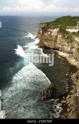 Scogliera sulla spiaggia di Uluwatu a Uluwatu, Badung, Bali, Indonesia. Foto Stock