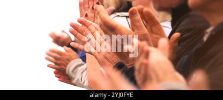 Applausi - batti le mani di un gruppo di persone di fila su sfondo bianco. Gli adulti anziani grati applaudono con entusiasmo. Anonimo e in casua Foto Stock