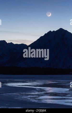 Luna crescente in cera sulle Teton Mountains e sul lago Jackson, il Grand Teton National Park, Wyoming Foto Stock