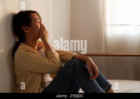 Depressa giovane donna asiatica con problemi di salute mentale in mente bisogno di trattamento cruciale da overthinking ragazza fatica, pensiero dirompente, dissociale, a Foto Stock