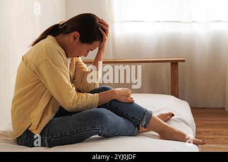 Depressa giovane donna asiatica con problemi di salute mentale in mente bisogno di trattamento cruciale da overthinking ragazza fatica, pensiero dirompente, dissociale, a Foto Stock