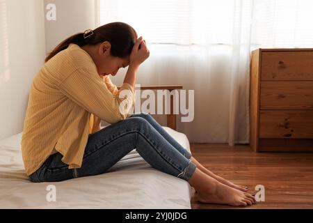 Depressa giovane donna asiatica con problemi di salute mentale in mente bisogno di trattamento cruciale da overthinking ragazza fatica, pensiero dirompente, dissociale, a Foto Stock