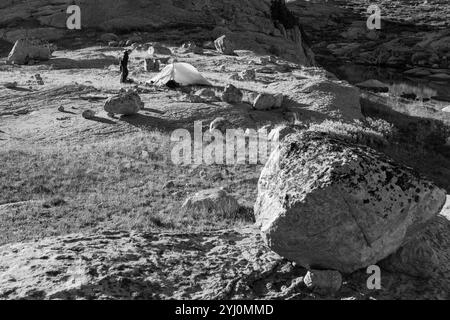 WY01721-00-BW...... WYOMING - Campeggio presso Titcomb Basin nella Wind River Range della Bridger Wilderness, Bridger National Forest. (MR# S1) Foto Stock