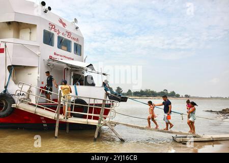 Una volta attraccata nella comunità di Parico, la barca ospedale Papa Francesco riceve i suoi primi pazienti della mattina. Ogni giorno vengono ricevuti in media 350 pazienti. A Monte-Alegre, in Brasile, al centro della foresta pluviale amazzonica, il battello ospedaliero di Papa Francesco, fondato e gestito dalla Fraternità di San Francesco d'Assisi nella Provvidenza di Dio, incontra gli abitanti locali per compensare la mancanza di infrastrutture sanitarie in una regione segnata dalle miniere e dagli effetti del cambiamento climatico. Foto Stock