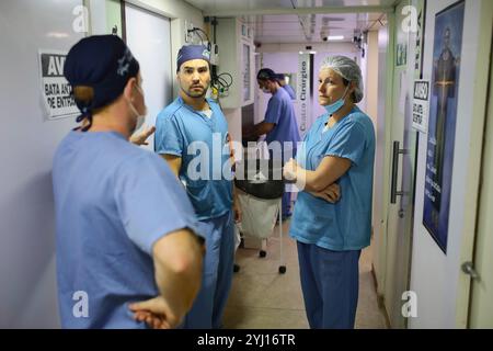 Monte Alegre, Brasile. 24 novembre 2023. Medici e infermieri sono visti discutere al corridoio della barca dell'ospedale di Papa Francesco. A Monte-Alegre, in Brasile, al centro della foresta pluviale amazzonica, il battello ospedaliero di Papa Francesco, fondato e gestito dalla Fraternità di San Francesco d'Assisi nella Provvidenza di Dio, incontra gli abitanti locali per compensare la mancanza di infrastrutture sanitarie in una regione segnata dalle miniere e dagli effetti del cambiamento climatico. (Foto di Apolline Guillerot-Malick/SOPA Images/Sipa USA) credito: SIPA USA/Alamy Live News Foto Stock