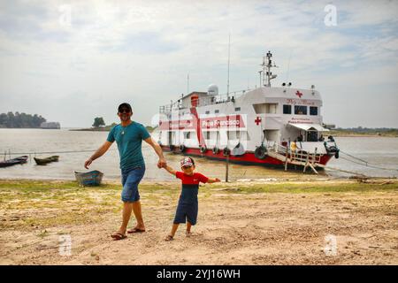 Monte Alegre, Brasile. 24 novembre 2023. Due pazienti lasciano la barca dell'ospedale di Papa Francesco dopo le loro visite mediche. A Monte-Alegre, in Brasile, al centro della foresta pluviale amazzonica, il battello ospedaliero di Papa Francesco, fondato e gestito dalla Fraternità di San Francesco d'Assisi nella Provvidenza di Dio, incontra gli abitanti locali per compensare la mancanza di infrastrutture sanitarie in una regione segnata dalle miniere e dagli effetti del cambiamento climatico. (Foto di Apolline Guillerot-Malick/SOPA Images/Sipa USA) credito: SIPA USA/Alamy Live News Foto Stock